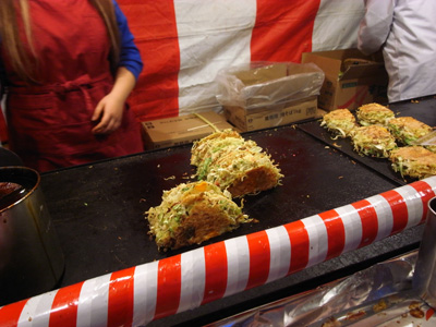 [IMAGE]お好み焼きを立てるおっちゃん再来