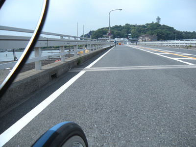 [IMAGE]江ノ島に架かる橋で千切られる
